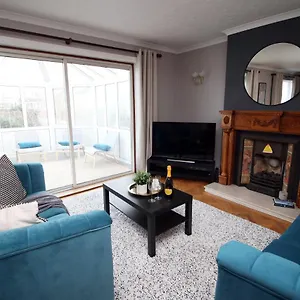  Holiday home Becky's Bungalow By Ty Sa -spacious 4 Bed Bungalow